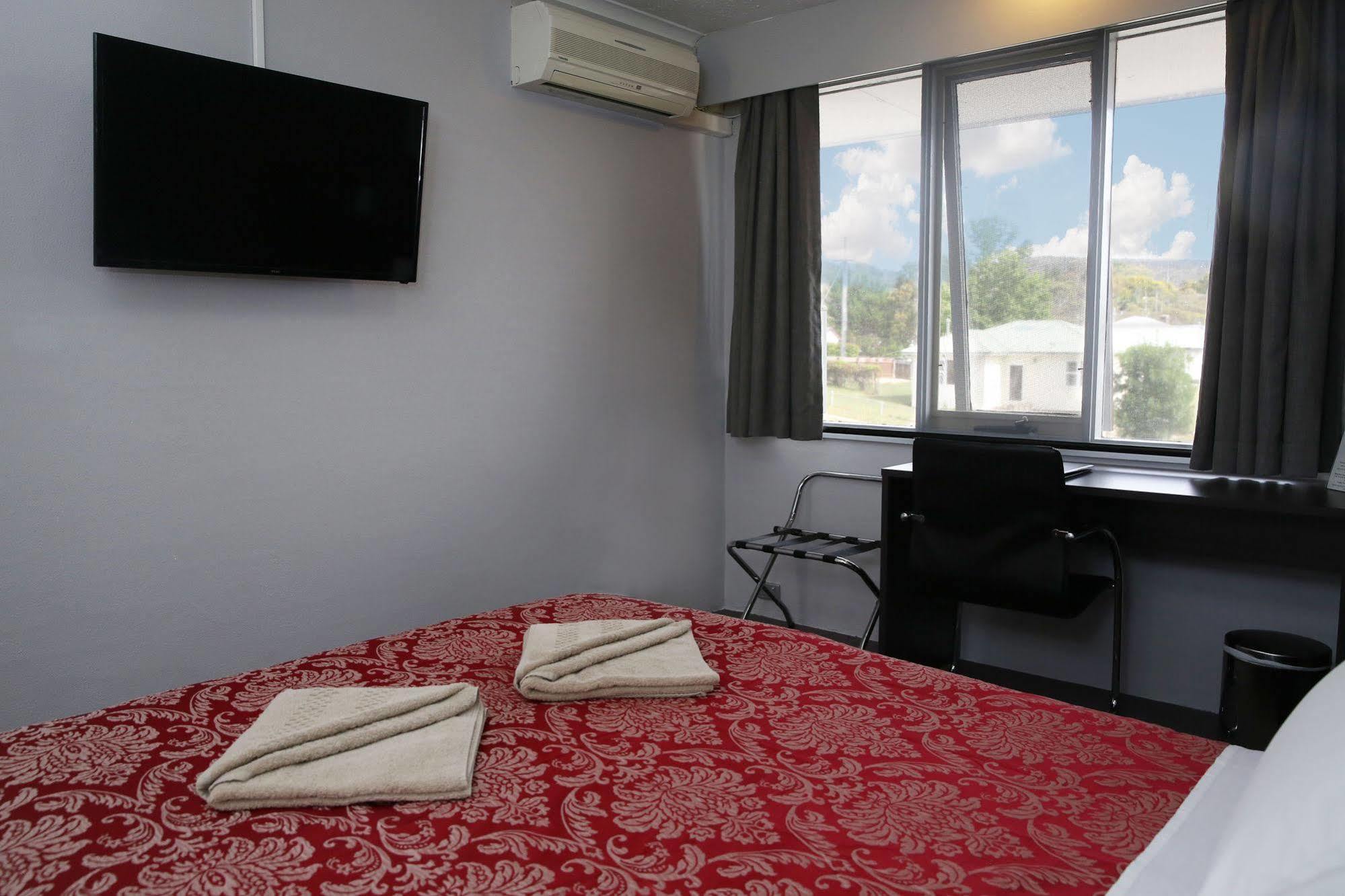 White Manor Motel คูมา ภายนอก รูปภาพ